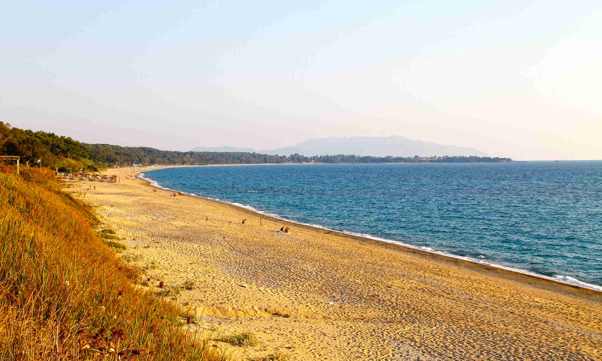 Παραλία Μονολίθι, αριστερά το δάσος, στο βάθος ο Μύτικας - http://anixipreveza.gr